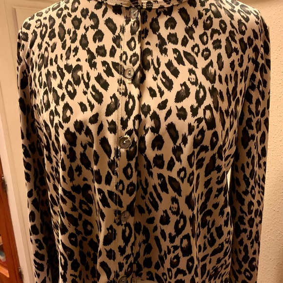 LN SUPER CUTE CROPPED BUTTON DOWN BLOUSE. LEOPARD PRINT. HITS AT WAIST. - Picture 7 of 7